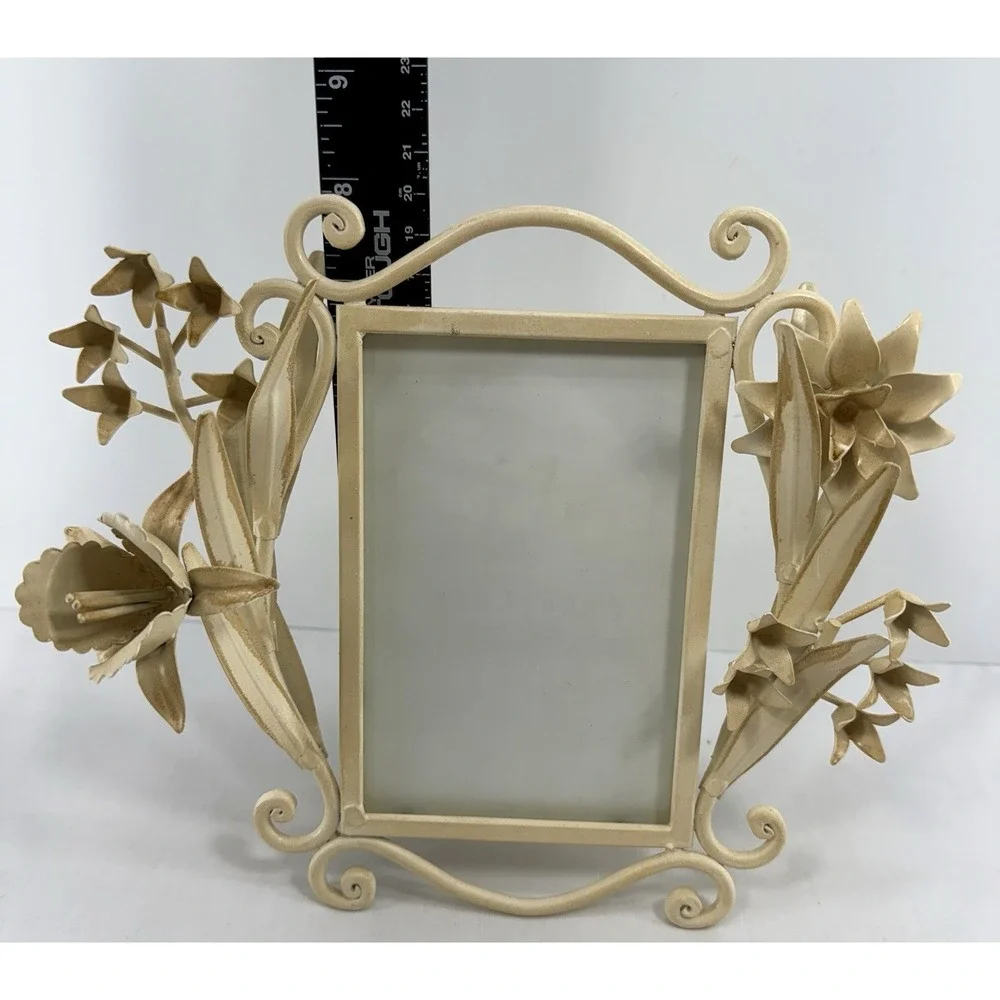 Vintage‎ Metal Floral Picture Frame 3D Sculptural Holds 4x6 Photo Tabletop EUC